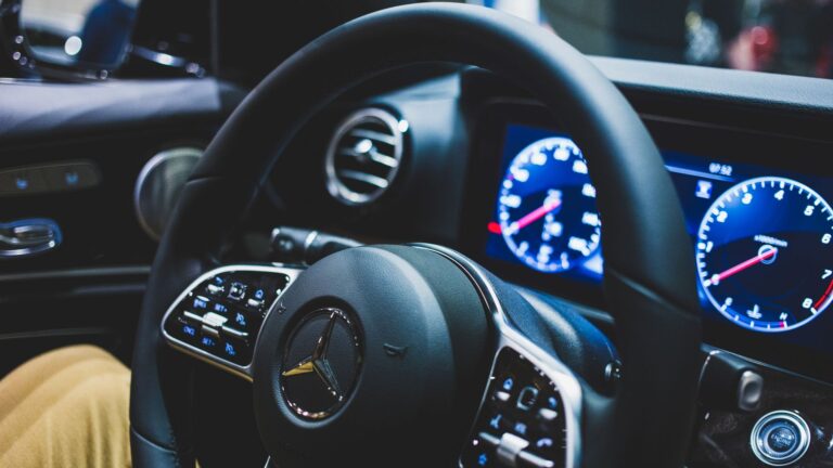 SRS Mercedes-Benz : comment éteindre le voyant sûrement ?